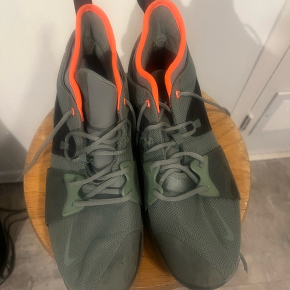 Nike Gray and Orange Athletic Shoes with Sleek Design - Picture 6 of 7